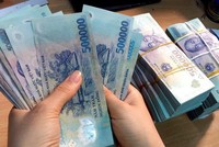 Ngân hàng tuần qua: Tỷ giá nóng lên, tín dụng chậm lại, ngân hàng rầm rộ hạ lãi suất
