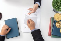 Người mua cần đọc kỹ hợp đồng bảo hiểm để tránh những điều khoản bất lợi