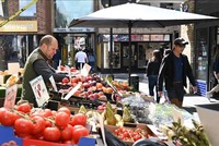 Người dân mua sắm tại một chợ ở London, Anh. Ảnh: AFP/TTXVN