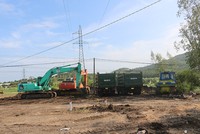 Nhiều phương tiện, trang thiết bị phục vụ xây dựng đường cao tốc đang phải nằm chờ vì chưa có mặt bằng thi công. Nguồn: Báo Phú Yên.
