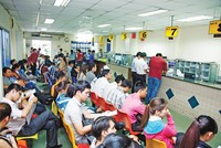 Thủ tục hành chính còn rườm rà, nhiều quy định không rõ ràng, khiến doanh nghiệp mất nhiều thời gian chờ đợi. Ảnh: Đ.T