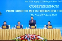 Cùng dự và chủ trì Hội nghị tại đầu cầu Hà Nội có Phó Thủ tướng Lê Minh Khái, Phó Thủ tướng Trần Lưu Quang, Bộ trưởng Bộ Kế hoạch và Đầu tư Nguyễn Chí Dũng. (Ảnh: Nhật Bắc)