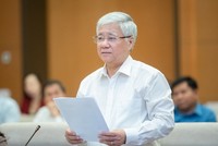 Chủ tịch Ủy ban Trung ương Mặt trận Tổ quốc Việt Nam Đỗ Văn Chiến trình bày báo cáo.