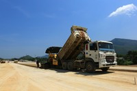 Thi công cao tốc Bắc - Nam đoạn Quốc lộ 45 - Nghi Sơn (Ảnh: Đăng Trung - PLO).