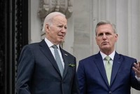 Tổng thống Joe Biden và Chủ tịch Hạ viện Kevin McCarthy (Ảnh: Reuters).