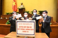 Các vị đại biểu Quốc hội đương nhiệm ủng hộ quỹ phòng, chống dịch Covid-19.