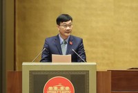 Chủ nhiệm Ủy ban Kinh tế Vũ Hồng Thanh trình bày báo cáo thẩm tra.