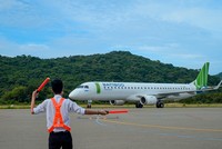 Một tàu bay của Bamboo Airways hạ cánh đón khách tại sân bay Côn Đảo.