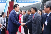 Chuyên cơ chở Tổng thống Hàn Quốc Yoon Suk Yeol và Phu nhân Kim Keon Hee cùng Đoàn đại biểu Hàn Quốc đã hạ cánh xuống Sân bay Nội Bài (Hà Nội), bắt đầu chuyến thăm cấp Nhà nước tới Việt Nam