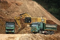 Khai thác đất đắp phục vụ thi công Dự án cao tốc Bắc - Nam phía Đông.