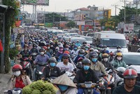Quốc lộ 13 thường xuyên xảy ra kẹt xe do đường chưa được mở rộng. Dự án này được đề xuất mở rộng theo cơ chế đặc thù của Nghị quyết 98 - Ảnh: Lê Quân