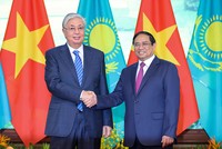 Thủ tướng Phạm Minh Chính tiếp Tổng thống Kazakhstan Kassym-Jomart Tokayev đang có chuyến thăm chính thức đến Việt Nam (Ảnh: VGP/Nhật Bắc)