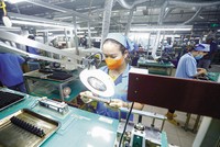 Lắp ráp thiết bị điện tử tại nhà máy của Công ty TNHH Sankoh Việt Nam. Ảnh: Đức Thanh