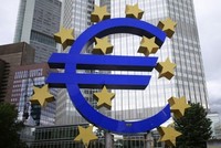 Biểu tượng đồng euro tại Frankfurt, Đức. Ảnh: AFP/TTXVN