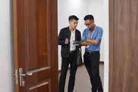 Phần lớn người mua có tâm lý chờ giá nhà giảm thêm mới quyết định xuống tiền. Ảnh: Dũng Minh