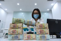 Trong bối cảnh tín dụng tăng chậm, ngân hàng “tồn kho” tiền, một số nhà băng mời chào vay vốn với lãi suất rất thấp. Ảnh: Dũng Minh