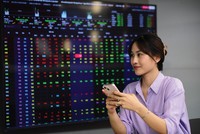 Nhiều cổ phiếu dệt may, thủy sản vừa có tuần ngược dòng ngoạn mục so với thị trường chung