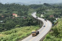 Một đoạn cao tốc Yên Bái - Lào Cai quy mô 2 làn xe.