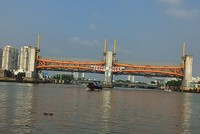 Hiện nay, các cống ngăn triều đã thi công xong phần hạ tầng nhưng chưa thể đưa vào vận hành vì chưa được cấp vốn để hoàn thiện phần thiết bị - Ảnh: Anh Quân