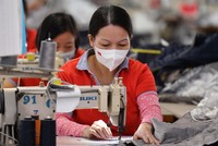Các doanh nghiệp dệt may đang phải trải qua những tháng cuối năm đầy khó khăn. Ảnh: Nam Khánh