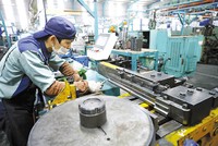 Sản xuất gặp nhiều khó khăn, song tăng trưởng GDP của Việt Nam năm nay vẫn thuộc nhóm cao nhất thế giới. Ảnh: Đ.T