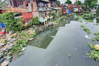 Một đoạn rạch Xuyên Tâm thuộc địa bàn quận Bình Thạnh bị ô nhiễm nặng - Ảnh: Lê Toàn