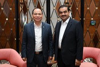 Tỷ phú Ấn Độ Gautam Adani và Chủ tịch Tập đoàn Vingroup Phạm Nhật Vượng tại cuộc gặp ngày 8/11. Ảnh: The Week