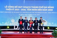 Phó thủ tướng Chính phủ Trần Hồng Hà trao Quyết định số 1287/QĐ-TTg về Quy hoạch thành phố Đà Nẵng thời kỳ 2021 - 2030, tầm nhìn đến năm 2050 cho lãnh đạo Thành phố Đà Nẵng.