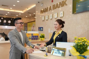 Khách hàng giao dịch tại Nam A Bank.