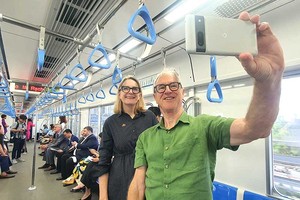 Đoàn các cơ quan đại diện nước ngoài trải nghiệm tuyến Metro số 1 TP.HCM