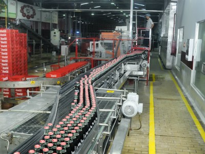 Dây chuyền sản xuất của Coca-Cola được đầu tư và cải tiến theo công nghệ tân tiến để đảm bảo chất lượng sản phẩm khi đến tay người tiêu dùng.