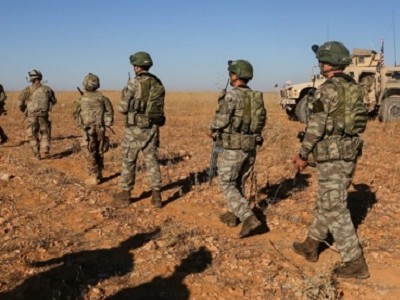 Binh sĩ Mỹ và Thổ Nhĩ Kỳ tuần tra tại Manbij, Syria. Ảnh: Reuters.