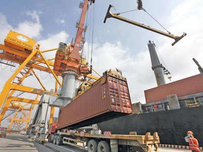 Dịch vụ đại lý tàu biển có thể sẽ không còn là ngành nghề kinh doanh có điều kiện. Trong ảnh: Các hoạt động tại Cảng Hải Phòng. Ảnh: Đức Thanh