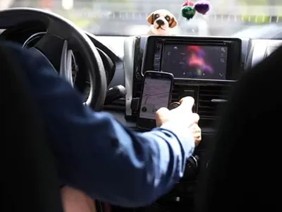Một tài xế taxi sử dụng điện thoại di động tại Peru. Ảnh: Reuters