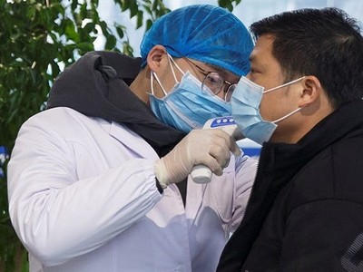 Nhân viên y tế kiểm tra sức khỏe ở sân bay Trường Sa, tỉnh Hồ Nam, hôm 27/1. Ảnh: Reuters.