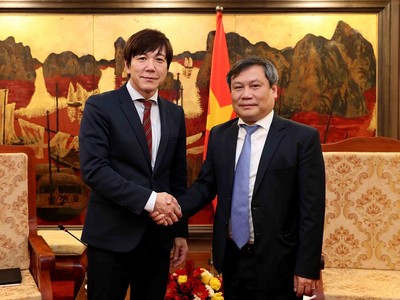 Thứ trưởng Vũ Đại Thắng tiếp ông Takeo Nakajima, Trưởng đại diện JETRO Hà Nội (Ảnh: Đức Trung)