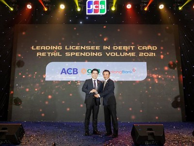 Ông Trần Ngọc Minh – Thành viên HĐQT, Tổng Giám đốc nhận giải thưởng từ đại diện Tổ chức Thẻ quốc tế JCB