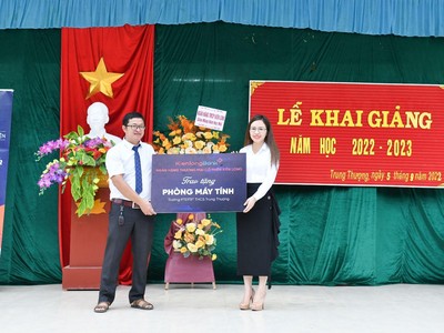Bà Trần Thị Thu Hằng - Chủ tịch HĐQT Ngân hàng Kiên Long đại diện trao tặng Phòng máy tính cho Ban Lãnh đạo trường PTDTBT THCS Trung Thượng