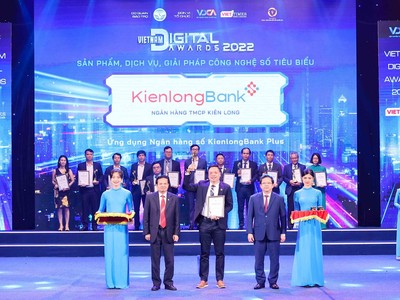 Đại diện KienlongBank nhận giải thưởng vinh danh sản phẩm, dịch vụ, giải pháp công nghệ số tiêu biểu