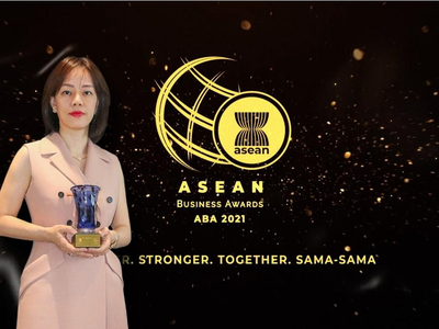 Bà Ngô Thị Thùy Linh, Chủ tịch hội HĐQT Smart Invest nhận giải thưởng ABA 2021 hạng mục Nữ doanh nhân tiêu biểu.