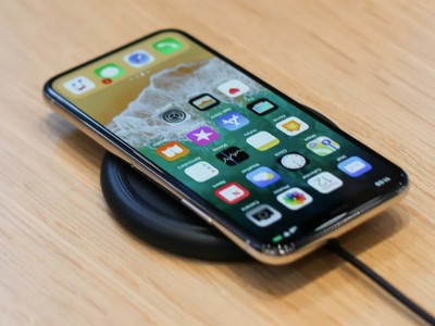 iPhone "Mười" khác biệt hoàn toàn so với các thế hệ trước nhờ màn hình tràn viền, loại bỏ cảm biến vân tay. Ảnh: TheVerge
