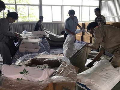 Các lực lượng kiểm tra nệm, chăn, gối nhập từ Trung Quốc ghi sẵn "Made in Vietnam". Ảnh: HQ TPHCM.