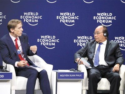 Việt Nam đang muốn viết dài câu chuyện về một điểm đến đầu tư, đối tác kinh doanh tin cậy trên hành trình đi cùng ASEAN và thế giới. Trong ảnh: Thủ tướng Chính phủ Nguyễn Xuân Phúc (bên phải) và Giám đốc WEF khu vực châu Á Justin Wood trao đổi tại phiên thảo luận toàn thể về tầm nhìn mới khu vực Mekong trong khuôn khổ WEF ASEAN 2018. Ảnh: Khánh Chi.