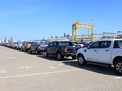 Nhiều xe tải nhập khẩu đổ về Việt Nam trong tháng 8.