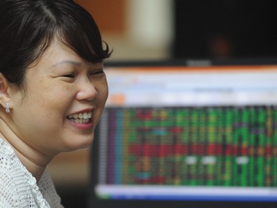 Thị trường chứng khoán đã phản ứng tích cực sau khi thông tin hạ lãi suất được công bố .