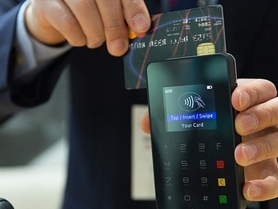 Xem lại thời hạn miễn phí thường niên hay ưu đãi lãi suất các thẻ tín dụng. Ảnh mnh họa: Pixabay.