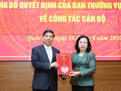 Phó Bí thư Thường trực Thành ủy Ngô Thị Thanh Hằng trao Quyết định cho ông Đỗ Huy Chiến.