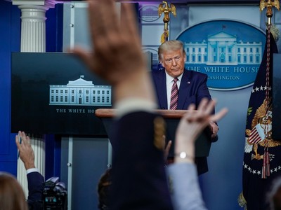 Tổng thống Mỹ Donald Trump trả lời các câu hỏi từ các phóng viên trong cuộc họp báo tại Nhà Trắng ở Washington DC vào Chủ nhật.