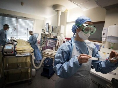 Nhân viên y tế chăm sóc bệnh nhân Covid-19 ở Paris hồi tháng 4. Ảnh: AFP.