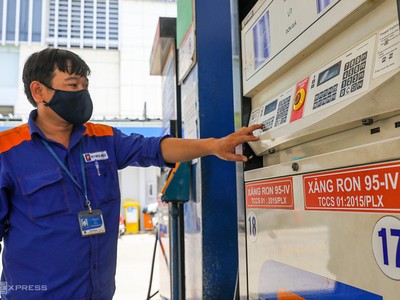 Nhân viên bán xăng cho người dân ở đường Trần Cao Vân (quận 1).